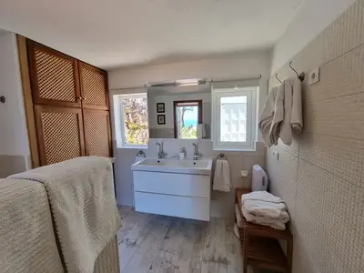 Spacious and elegant bathroom
