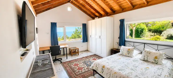 Slaapkamer met houten plafond