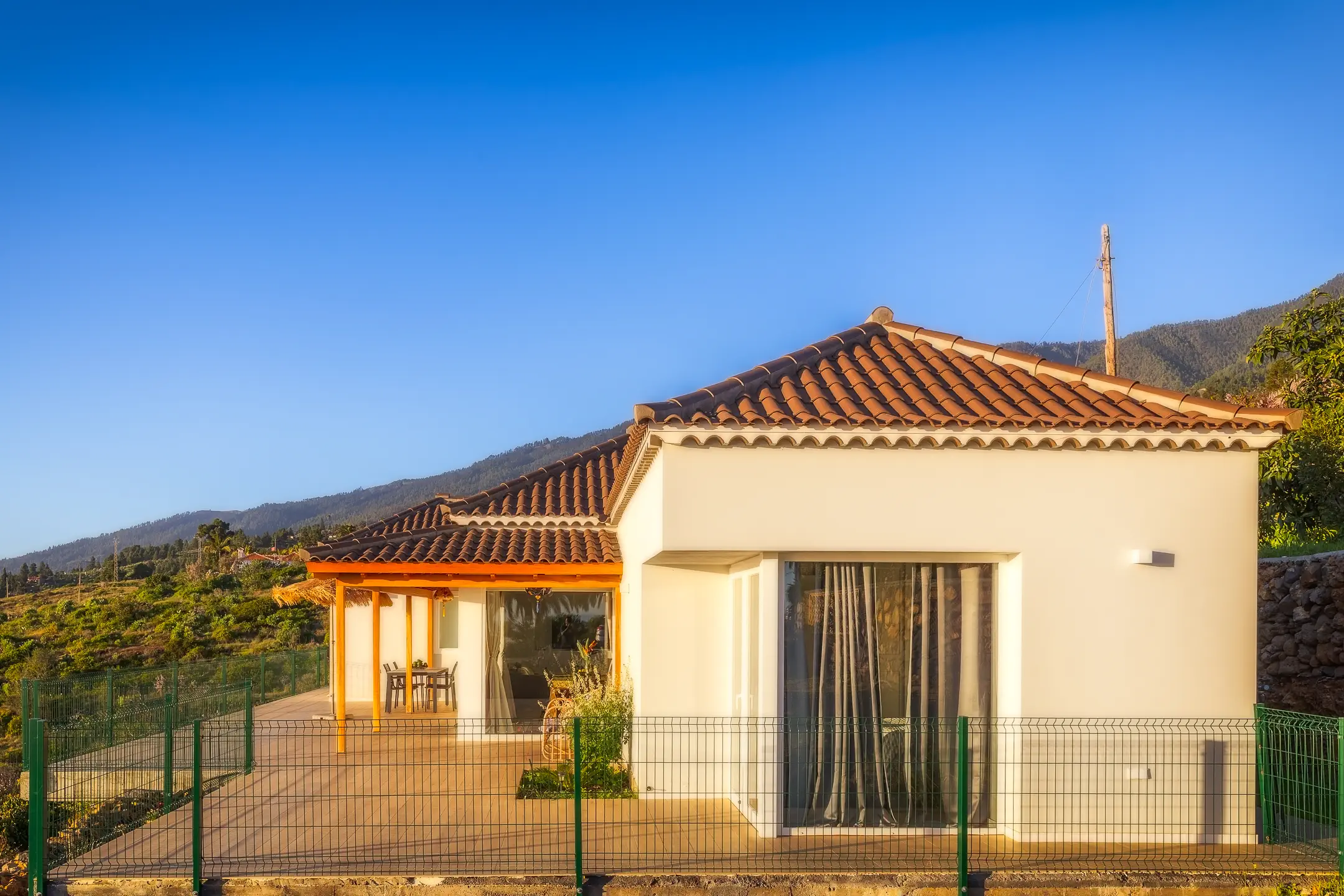 Casa Arash exterior with its private terrace in Tijarafe