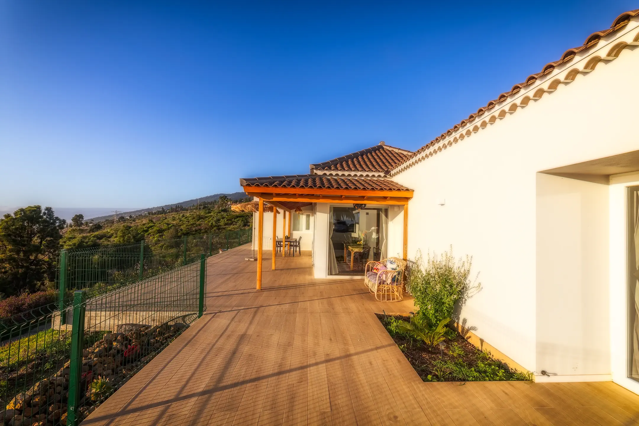 Casa Arash exterior with its private terrace in Tijarafe