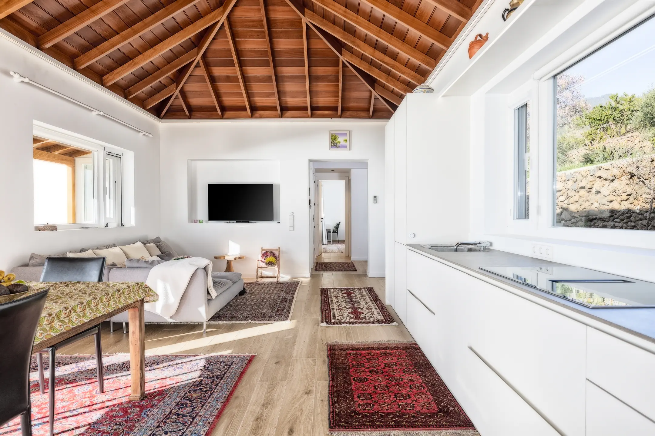 Bright Casa Arash living room and kitchen with a wooden ceiling